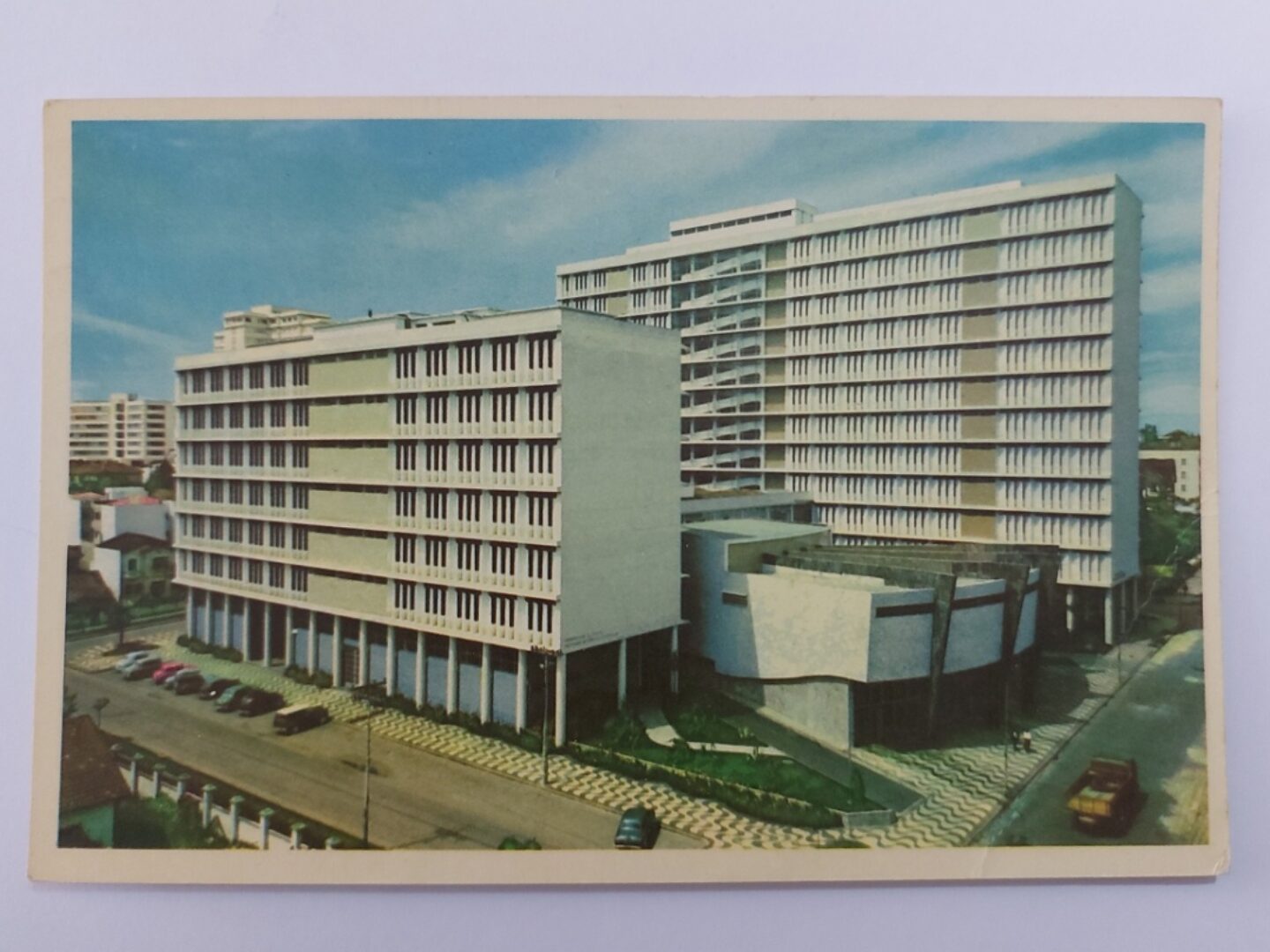 Os edifícios do Campus Reitoria projetados por Azambuja. em cartão postal de 1963. Foto: Reprodução