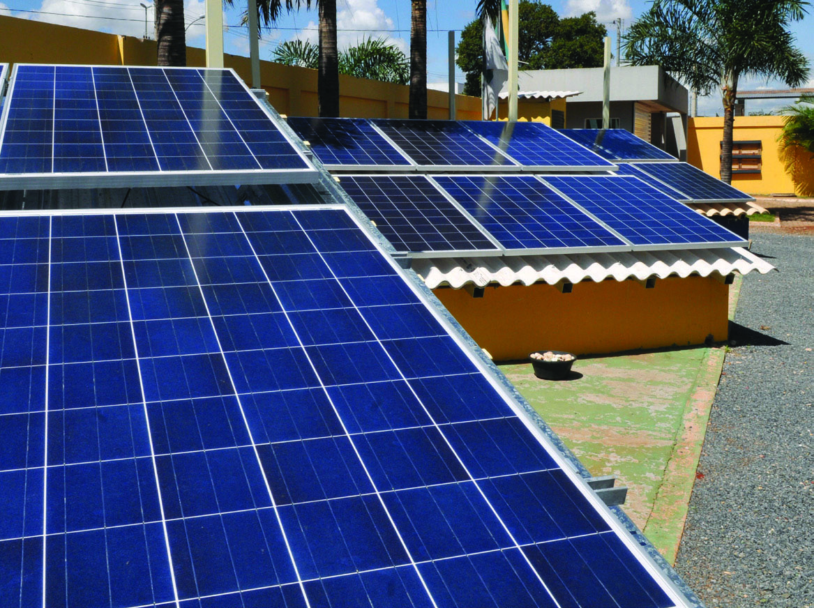 Painéis fotovoltaicos serão instalados em campus de Curitiba até 2018 para geração de energia. Foto: Wilson/Agência Brasília