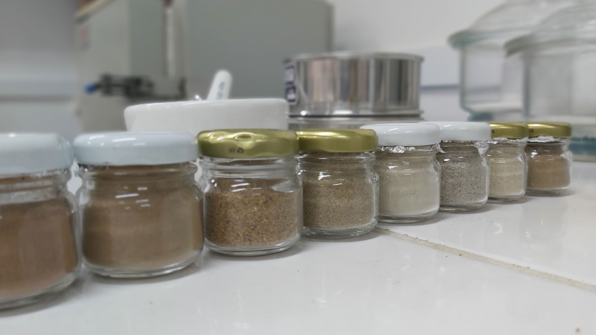 Sedimentos marinhos secos, prestes a terem componentes orgânicos extraídos no laboratório do CEM