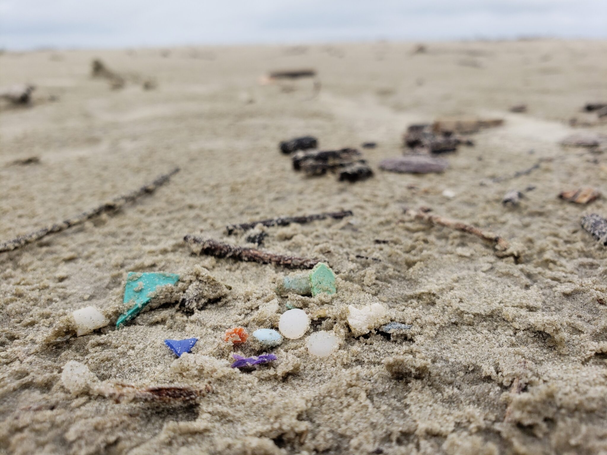 Investigadores detectan microplásticos en 16 playas de la costa de Paraná