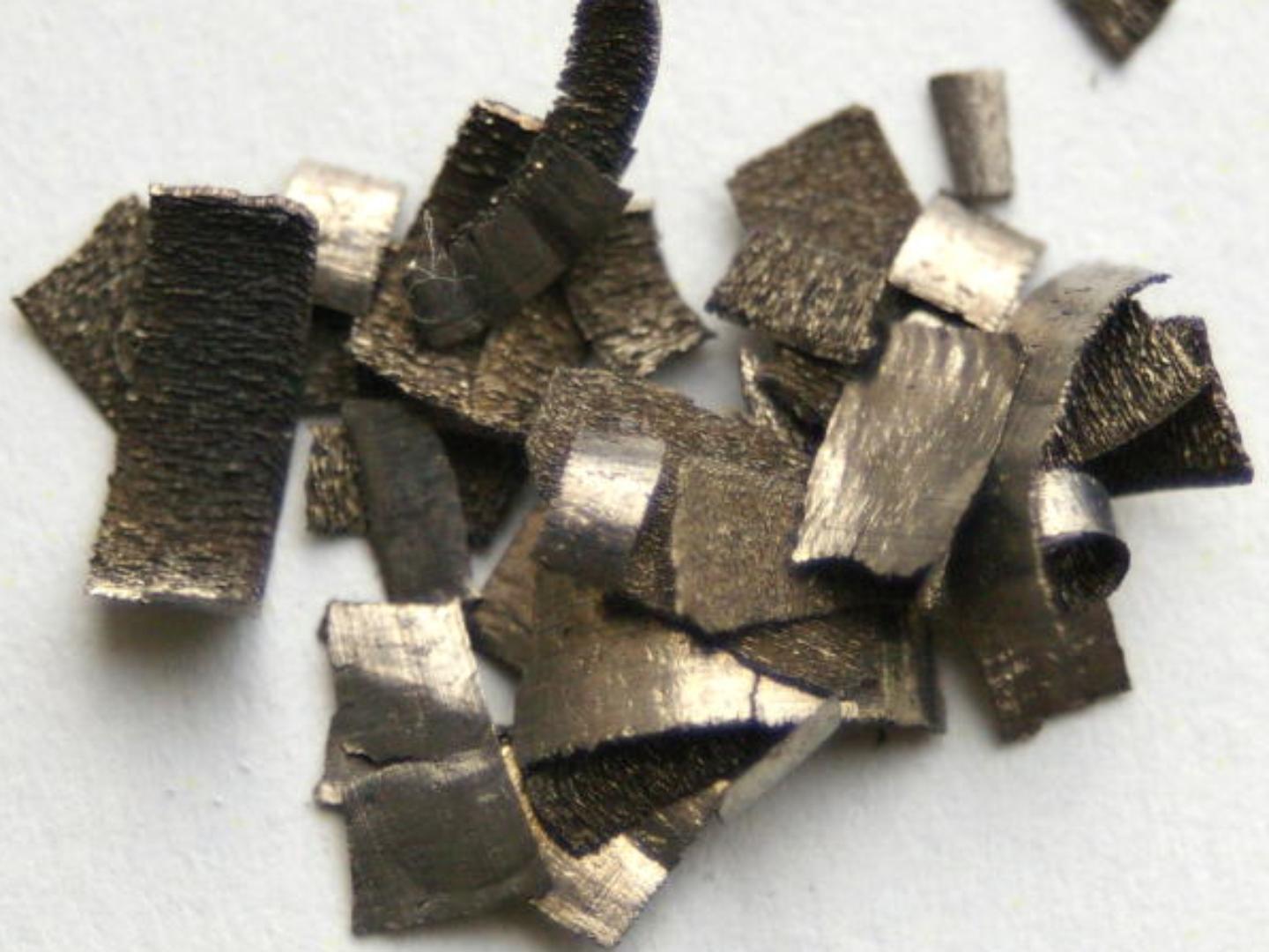 Lascas de disprósio, elemento químico metálico usado na composição da molécula