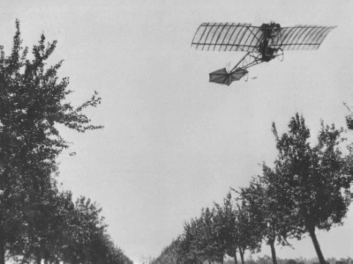 Santos Dumont voa no Demoiselle em Paris, em 1909. Foto: Acervo Familiar/Commons