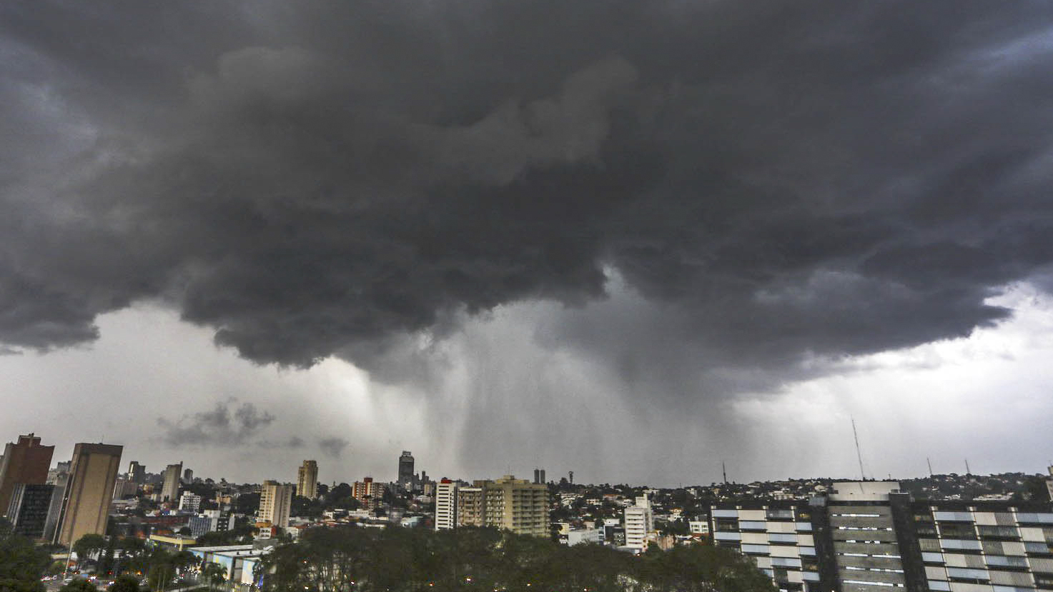 Estudo parte de interações oceano-atmosfera para nova compreensão sobre chuvas no Sul do Brasil Ao mapear padrões de chuva e relacioná-los às dinâmicas do oceano, pesquisa questiona padrões climáticos estabelecidos e oferece subsídios ao enfrentamento de eventos extremos no clima subtropical brasileiro