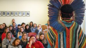 Como reverter o apagamento das culturas indígenas nos currículos escolares
