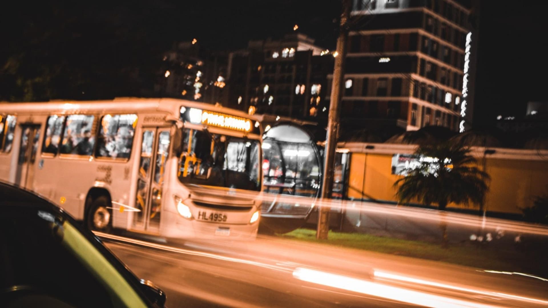 Slam poetry é nova forma de ativismo cultural, aponta estudo da UFPR Ao verbalizar a realidade das periferias, a poesia falada leva essa manifestação artística para as ruas de Curitiba e inspira a formação de uma nova geração de poetas. Veja no mapa onde conferir esses eventos