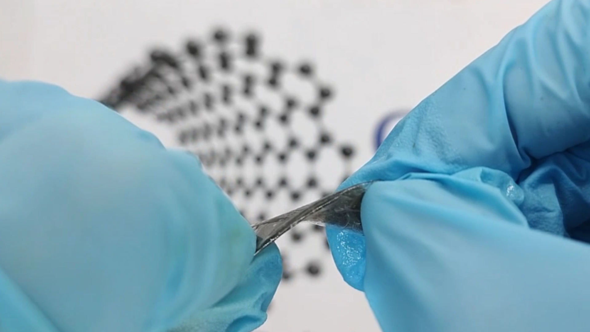 Soma inédita de características de nova bateria de íon-sódio faz avançar alternativas ao lítio Pesquisadores da UFPR utilizam técnica da nanoarquitetura para criar dispositivos que, além de não terem o custo ambiental do lítio, são flexíveis, transparentes e funcionam em meio aquoso, aumentando possibilidade de aplicações